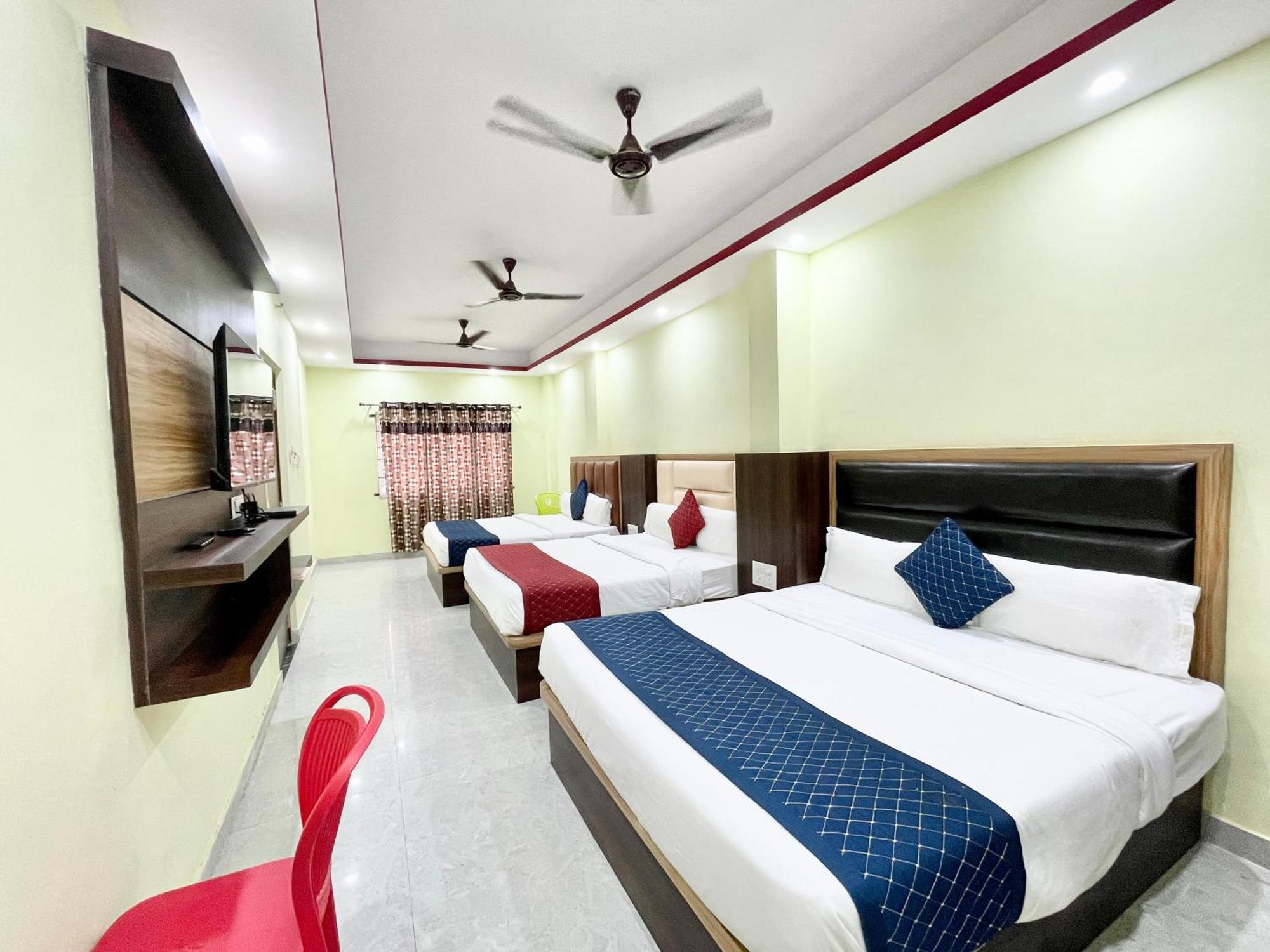 Hotel Laxmi V ! ! Fully-air-conditioned At Prime Location With Parking-wifi-lift Availability, Near Kashi Vishwanath Temple, And Ganga Ghat