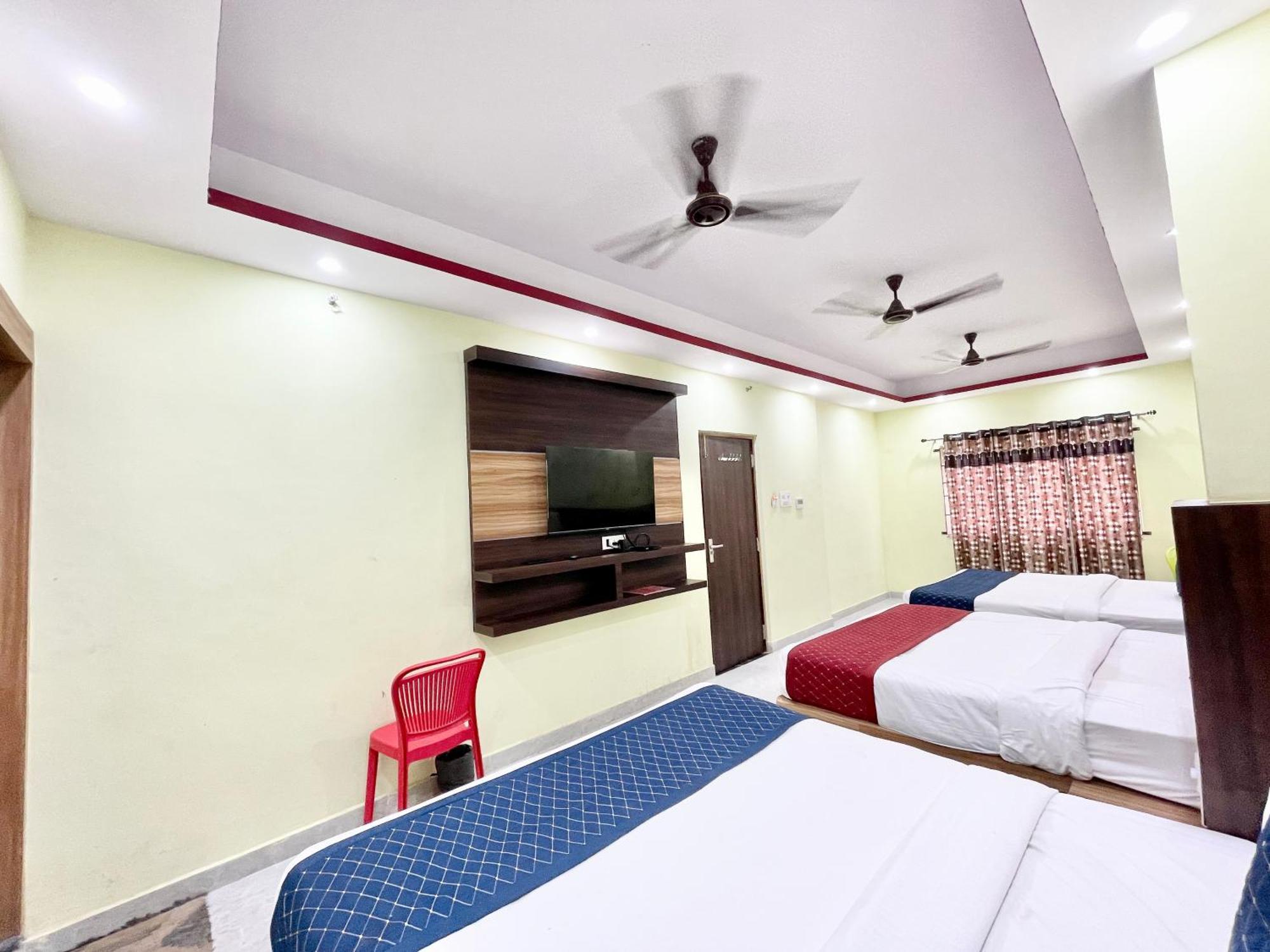 Laxmi V ! ! Fully-air-conditioned At Prime Location With Parking-wifi-lift Availability, Near Kashi Vishwanath Temple, And Ganga Ghat Hotel 5*