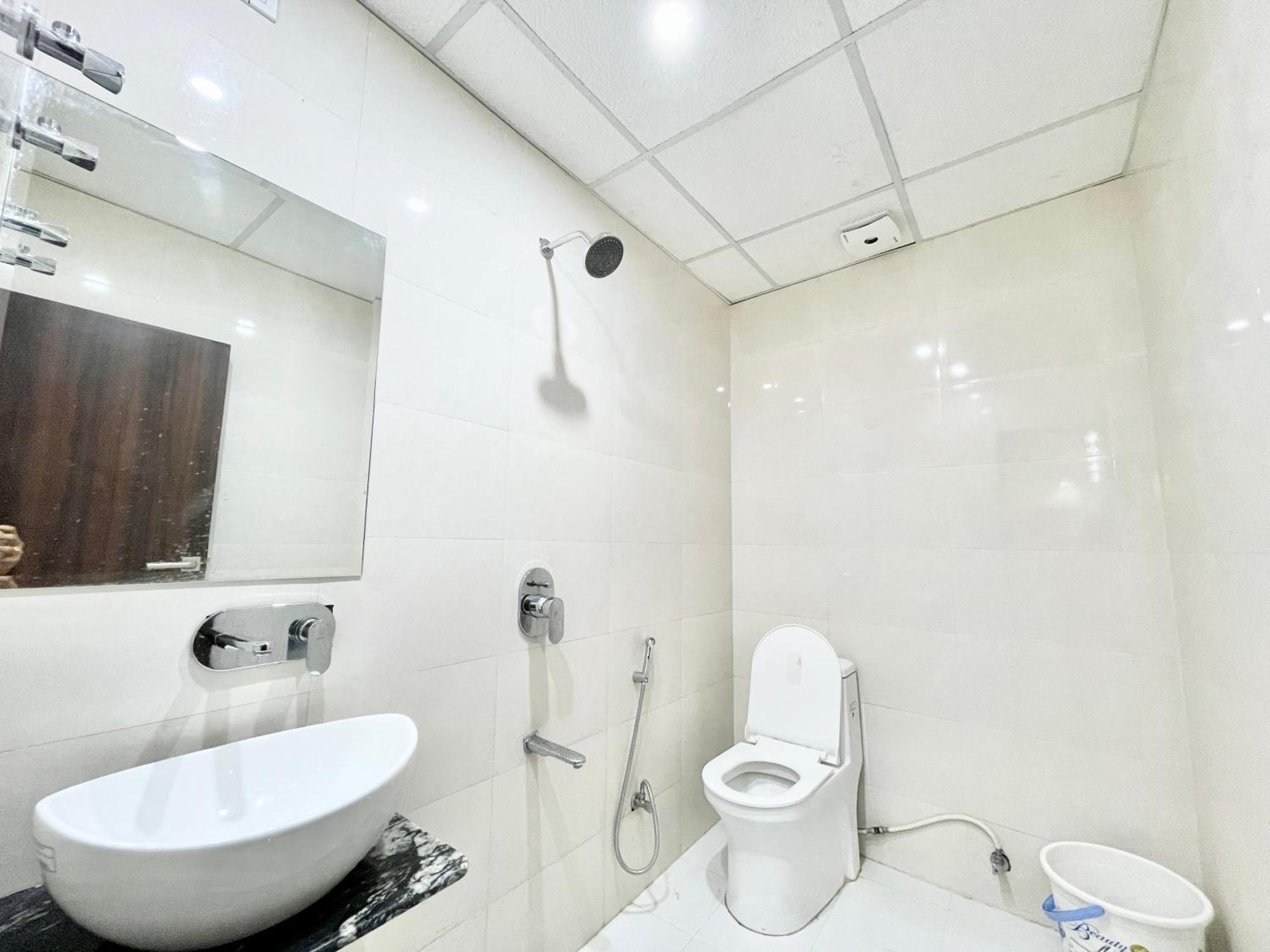 Laxmi V ! ! Fully-air-conditioned At Prime Location With Parking-wifi-lift Availability, Near Kashi Vishwanath Temple, And Ganga Ghat Hotel 5*