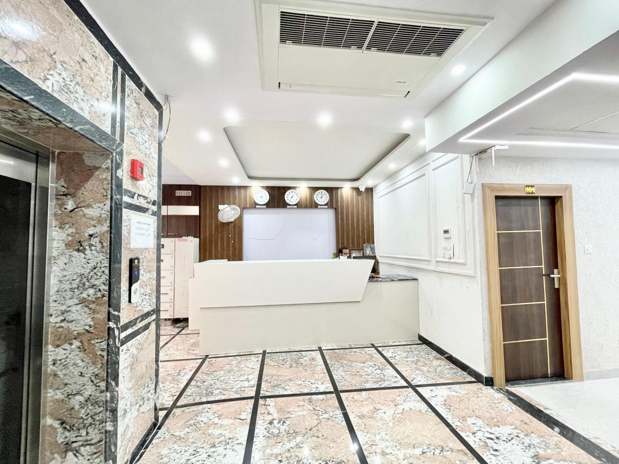 Laxmi V ! ! Fully-air-conditioned At Prime Location With Parking-wifi-lift Availability, Near Kashi Vishwanath Temple, And Ganga Ghat Hotel 5*