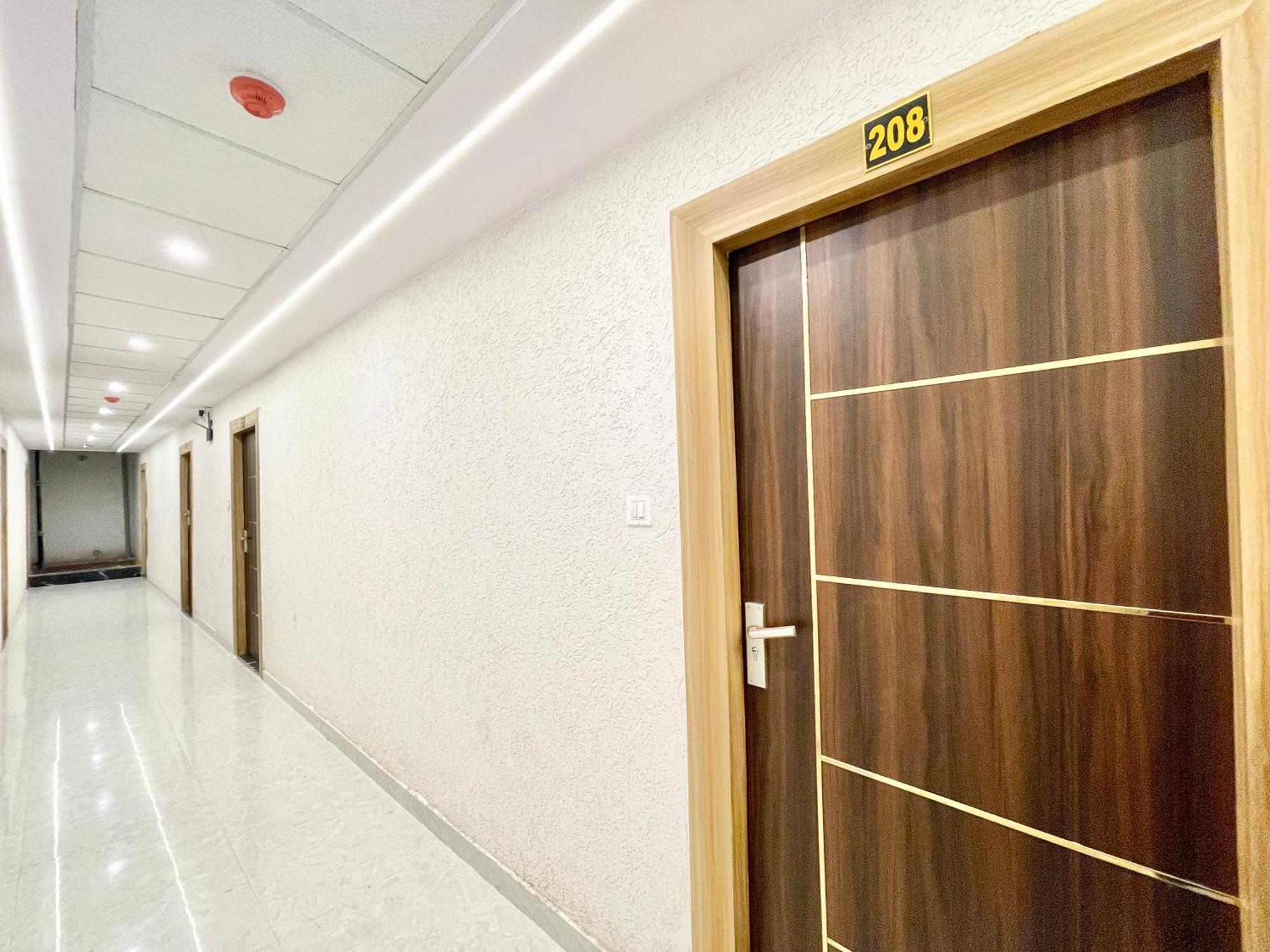 Laxmi V ! ! Fully-air-conditioned At Prime Location With Parking-wifi-lift Availability, Near Kashi Vishwanath Temple, And Ganga Ghat Hotel 5*