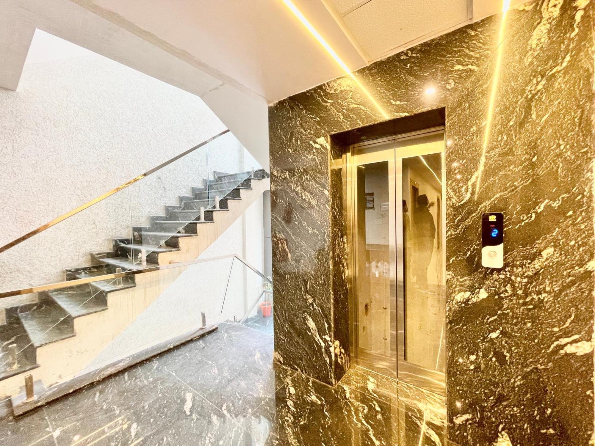 Laxmi V ! ! Fully-air-conditioned At Prime Location With Parking-wifi-lift Availability, Near Kashi Vishwanath Temple, And Ganga Ghat 5*