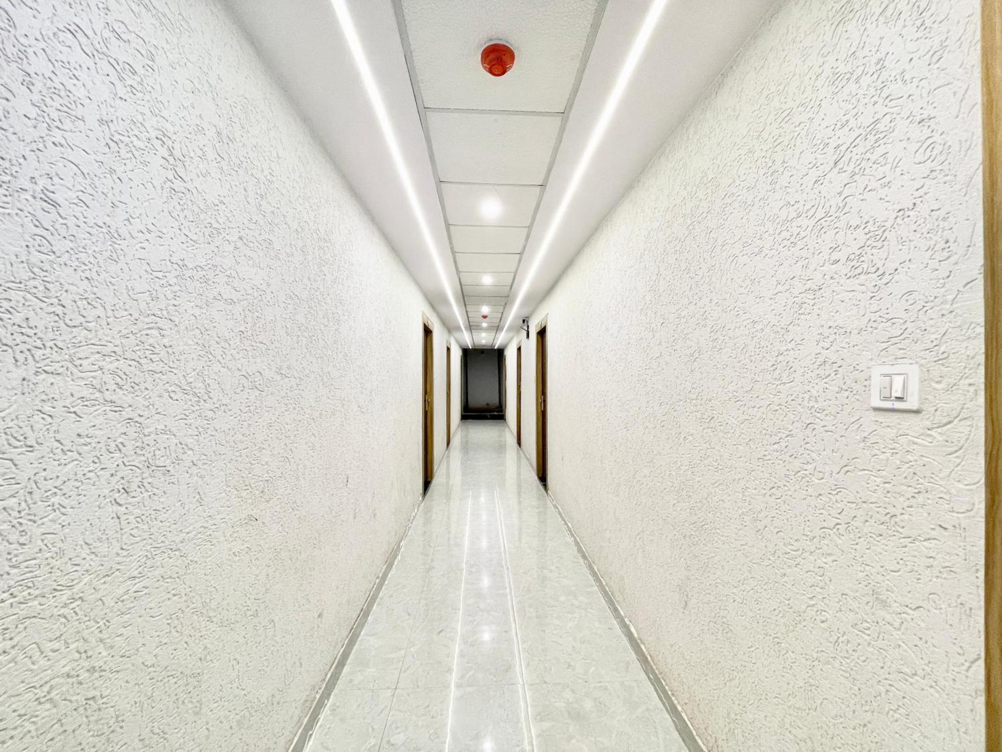 Laxmi V ! ! Fully-air-conditioned At Prime Location With Parking-wifi-lift Availability, Near Kashi Vishwanath Temple, And Ganga Ghat Hotel