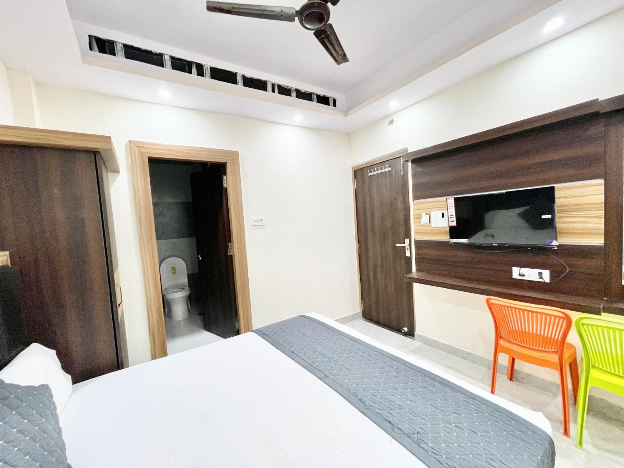 Hotel Laxmi V ! ! Fully-air-conditioned At Prime Location With Parking-wifi-lift Availability, Near Kashi Vishwanath Temple, And Ganga Ghat