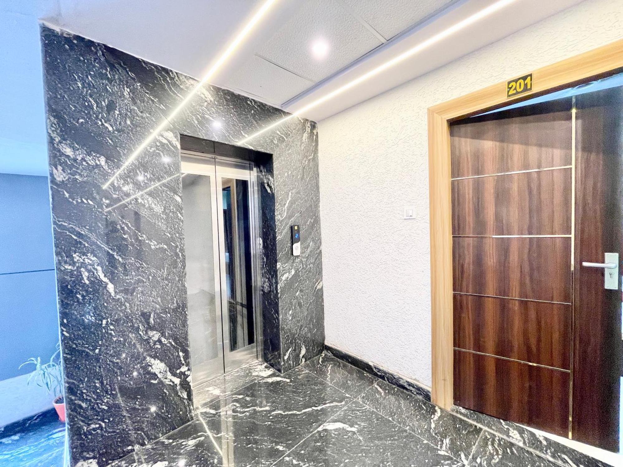 Laxmi V ! ! Fully-air-conditioned At Prime Location With Parking-wifi-lift Availability, Near Kashi Vishwanath Temple, And Ganga Ghat Hotel 5*