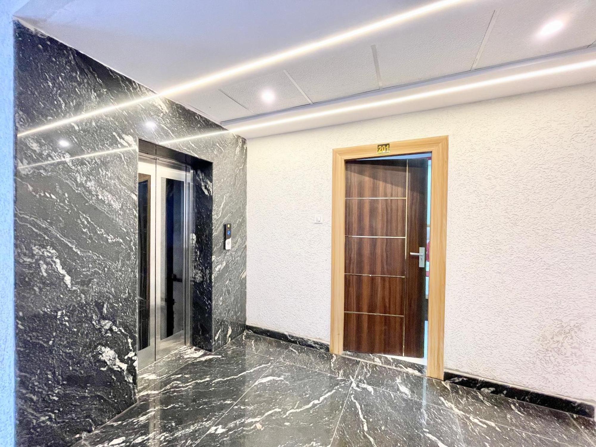 Laxmi V ! ! Fully-air-conditioned At Prime Location With Parking-wifi-lift Availability, Near Kashi Vishwanath Temple, And Ganga Ghat Hotel Varanasi