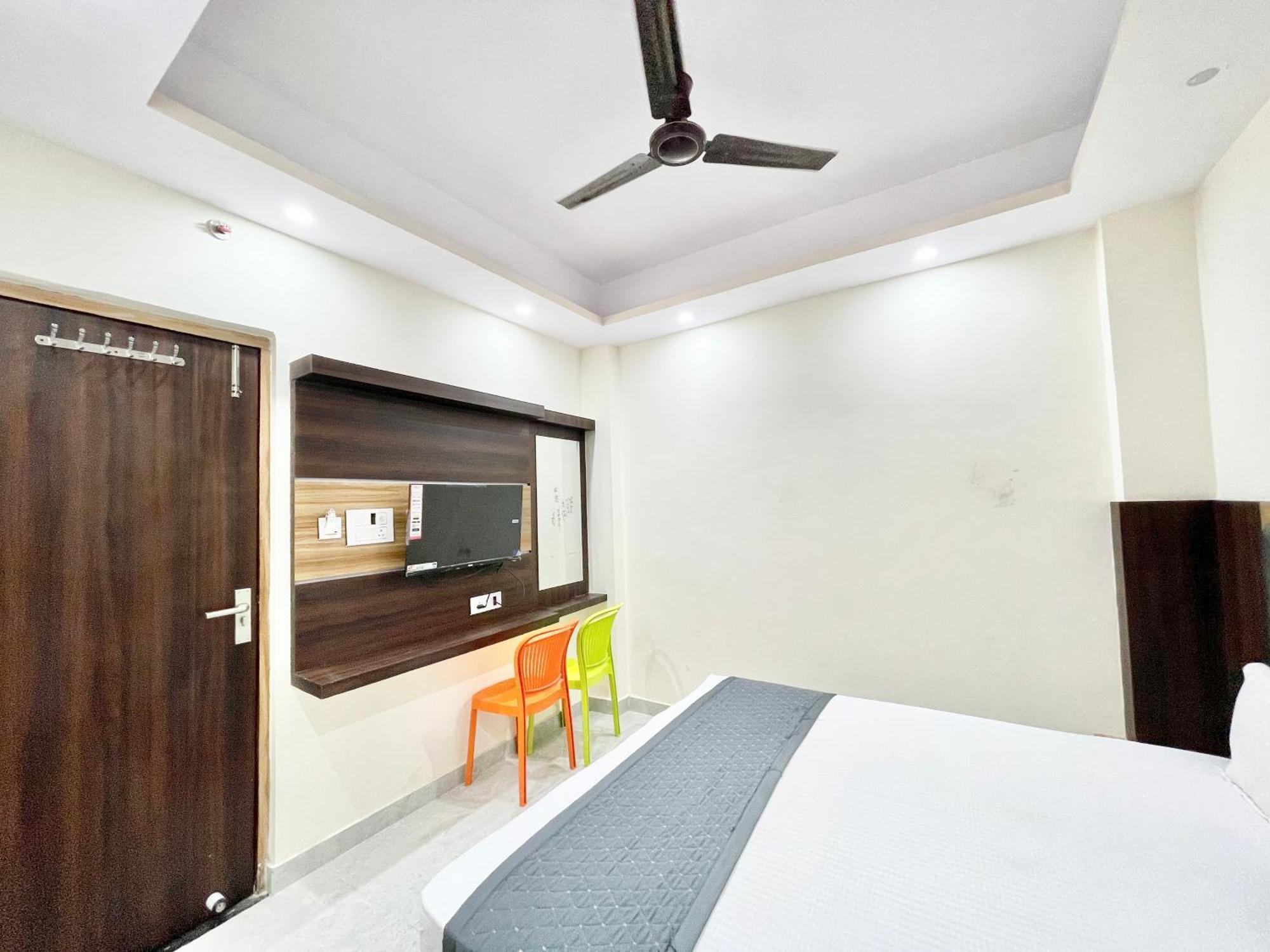 Laxmi V ! ! Fully-air-conditioned At Prime Location With Parking-wifi-lift Availability, Near Kashi Vishwanath Temple, And Ganga Ghat Hotel