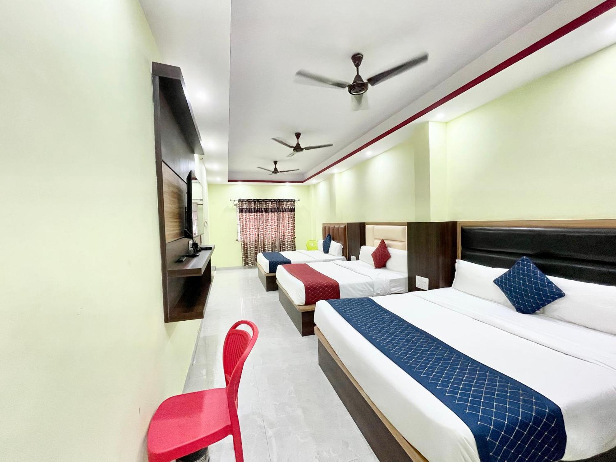 Laxmi V ! ! Fully-air-conditioned At Prime Location With Parking-wifi-lift Availability, Near Kashi Vishwanath Temple, And Ganga Ghat